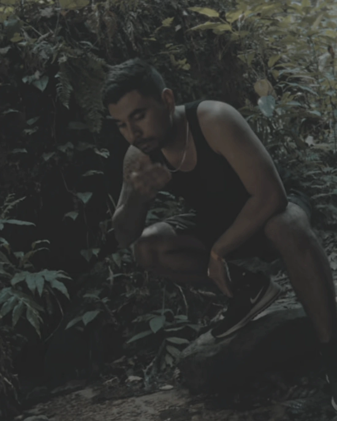 Vitor na floresta — antes do color grading