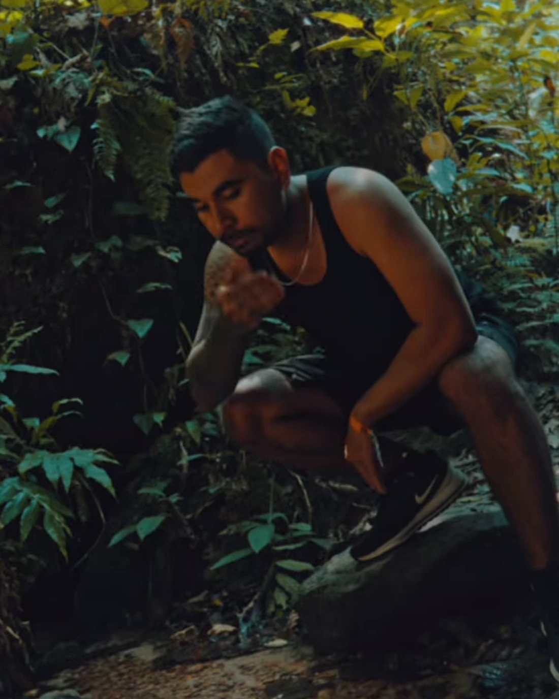 Vitor na floresta — depois do color grading